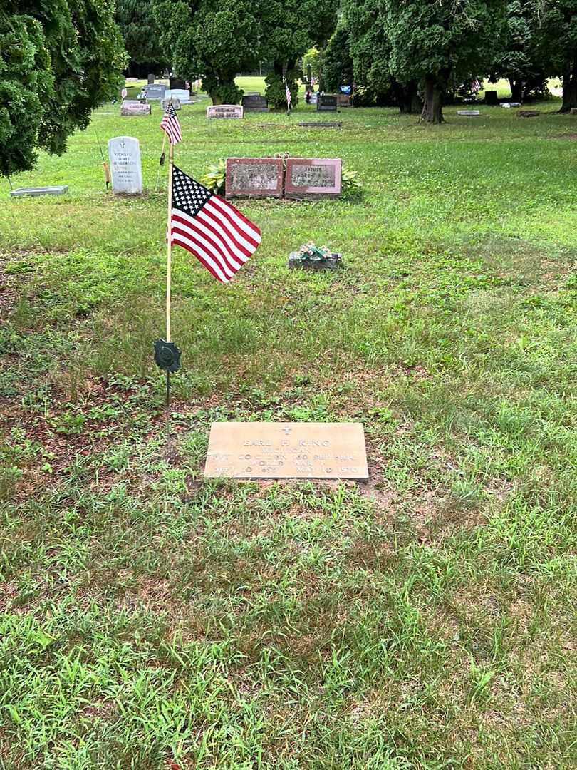 Earl H. King's grave. Photo 2