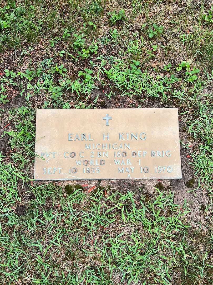 Earl H. King's grave. Photo 1