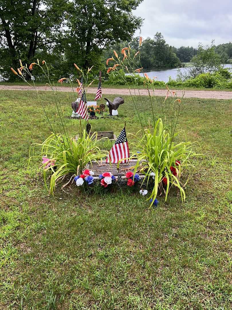 Henry G. Thompson's grave. Photo 2