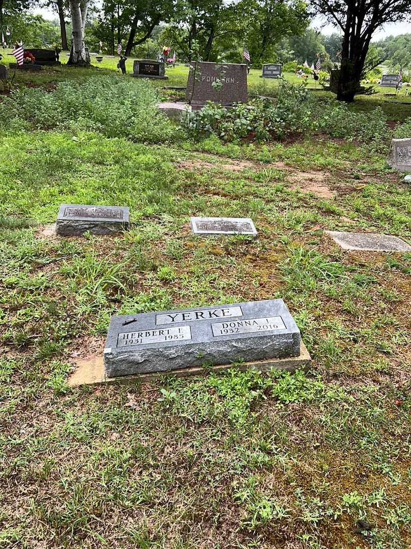 Donna J. Yerke's grave. Photo 2