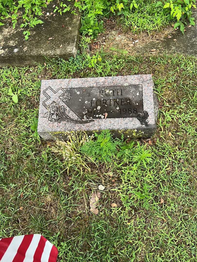 Ruth Fortner's grave. Photo 1