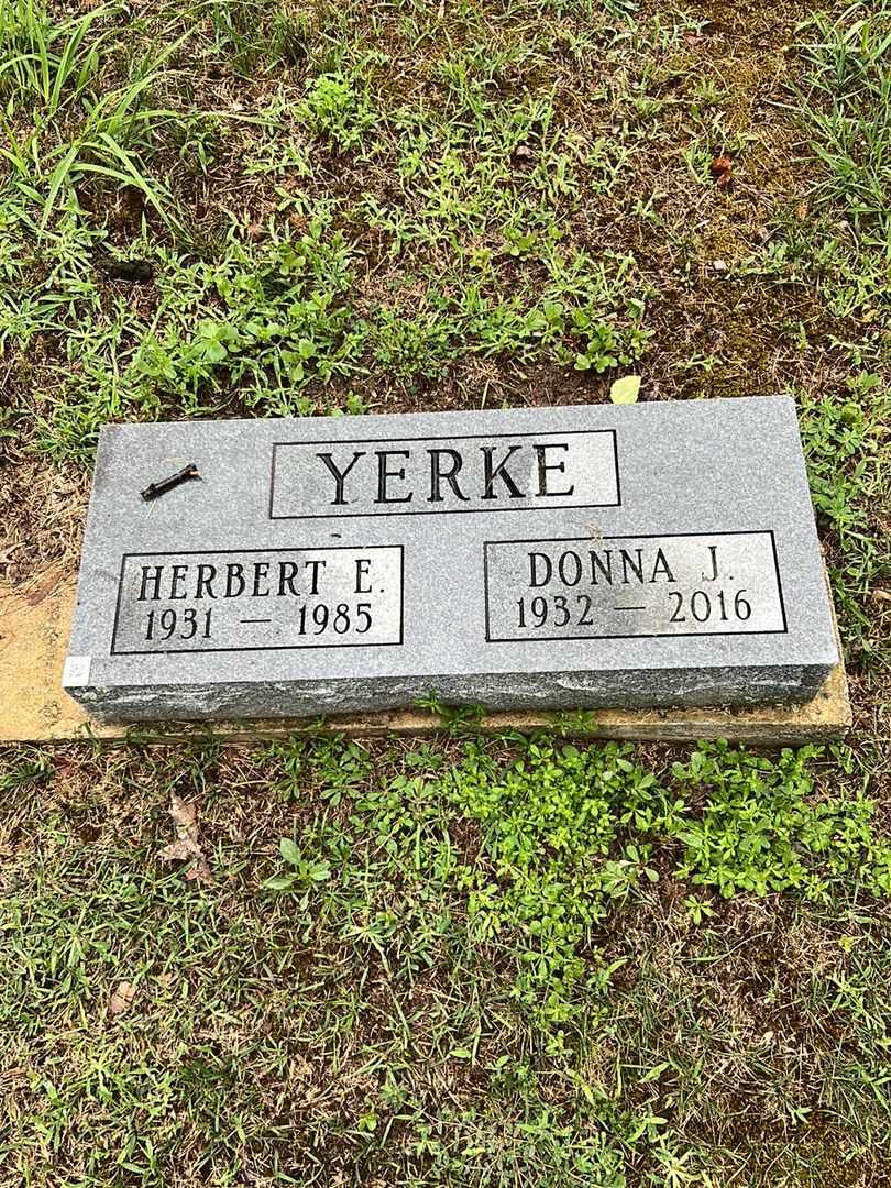 Donna J. Yerke's grave. Photo 1