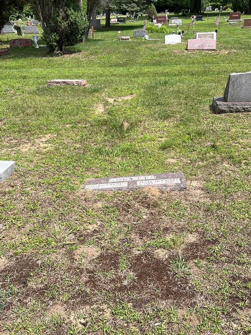 Julia De Valent LeVee's grave. Photo 2