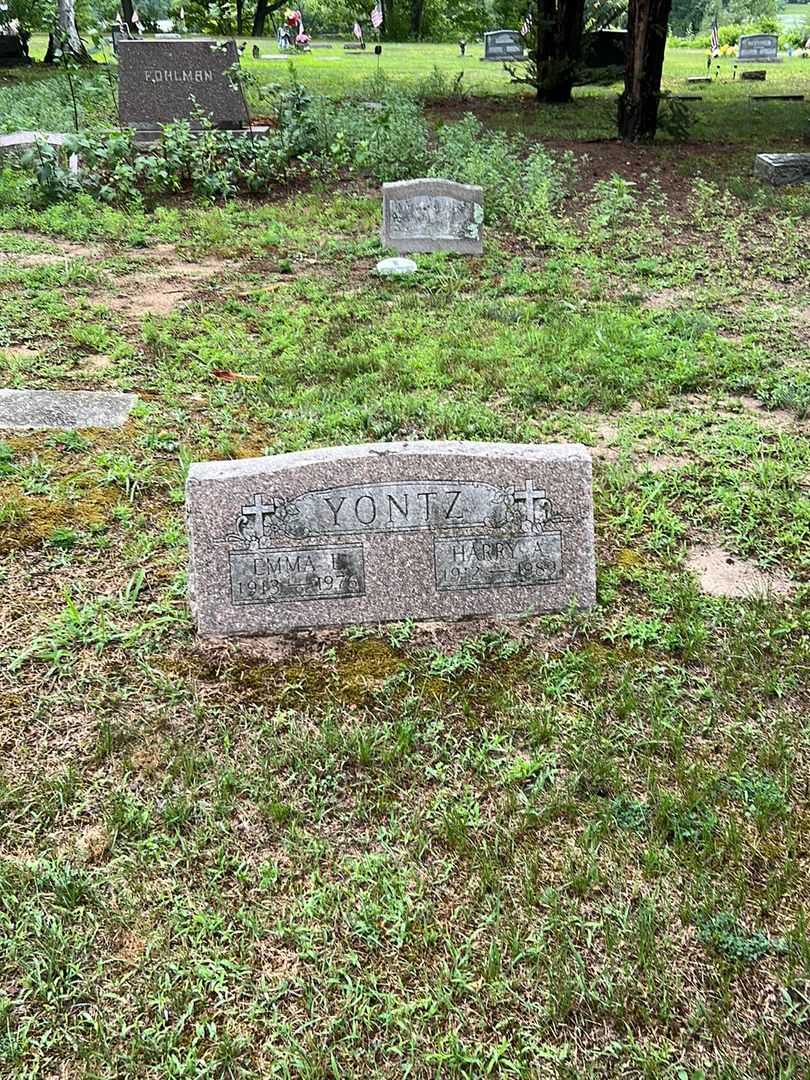 Harry A. Yontz's grave. Photo 2