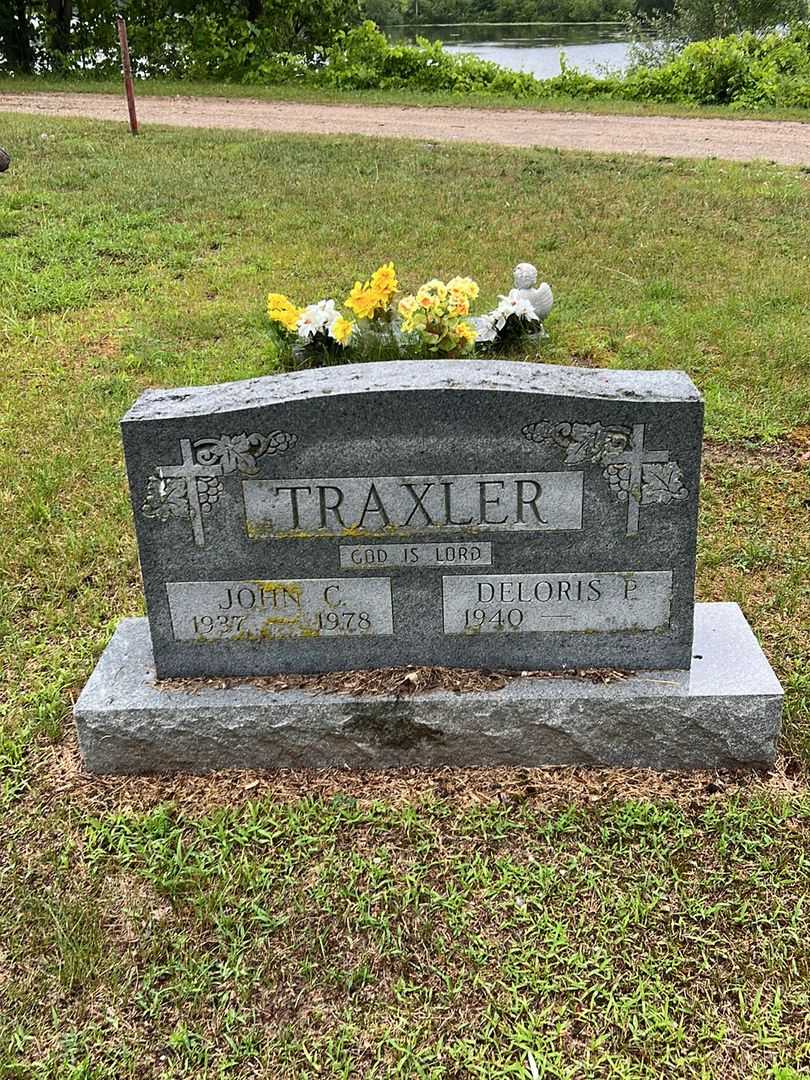 John C. Traxler's grave. Photo 1