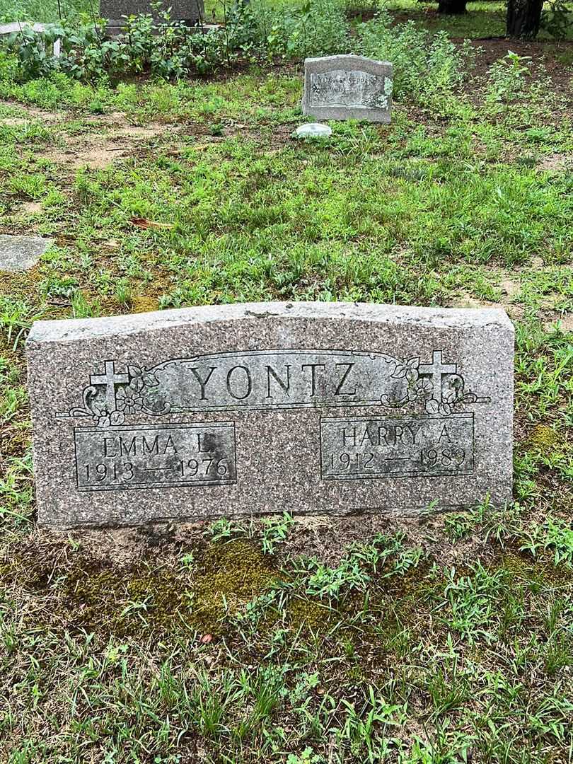 Harry A. Yontz's grave. Photo 1