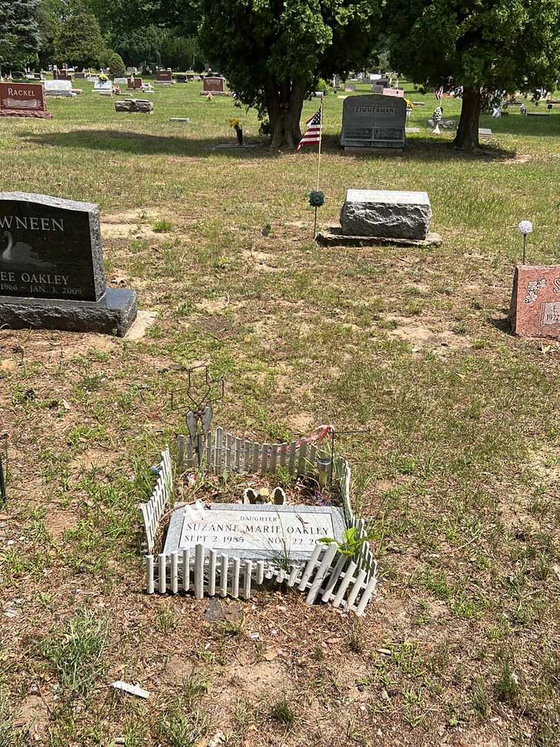 Suzanne Marie Oakley's grave. Photo 2