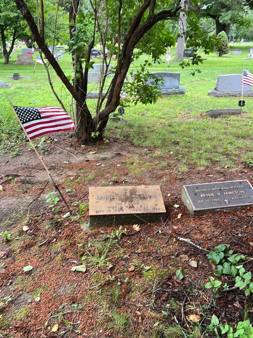 Kenneth R. Jameson's grave. Photo 2