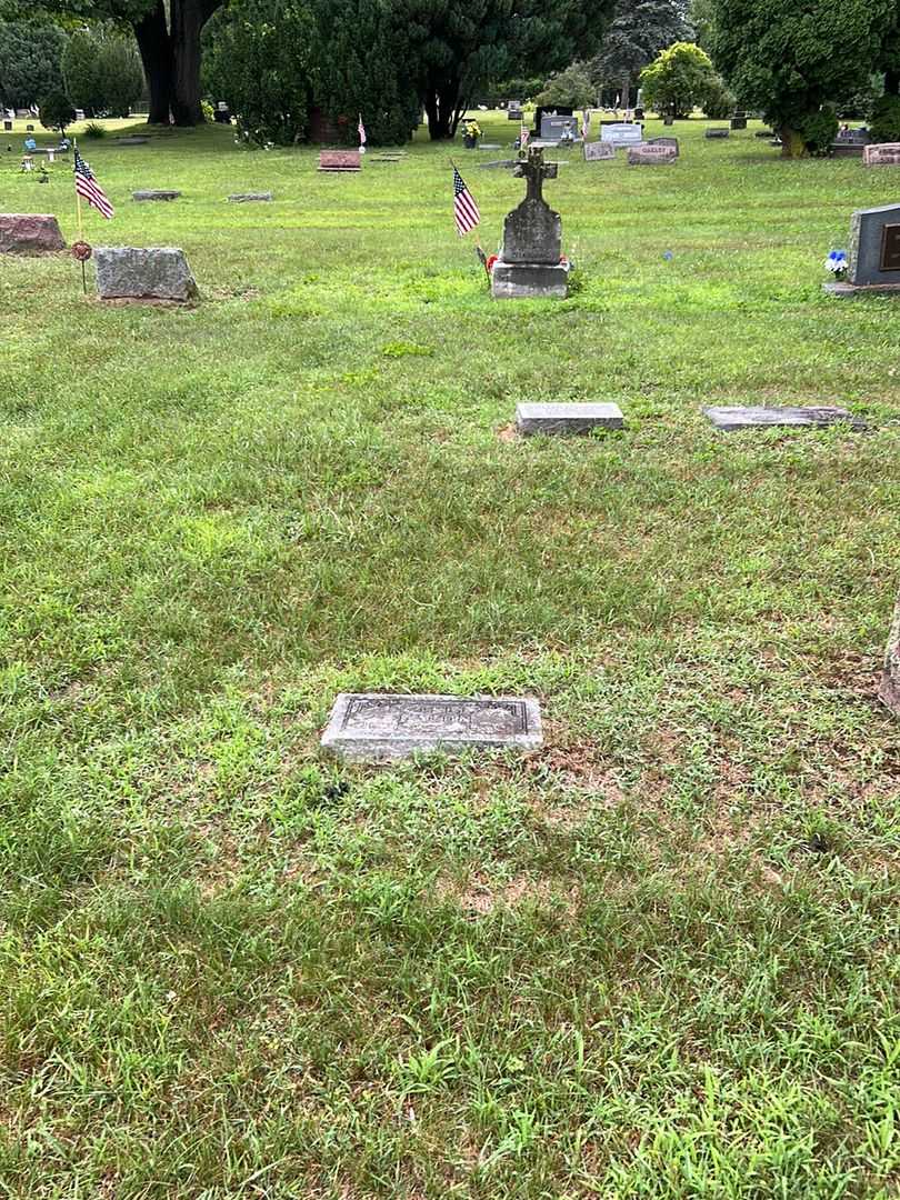 Estella Bacon's grave. Photo 2