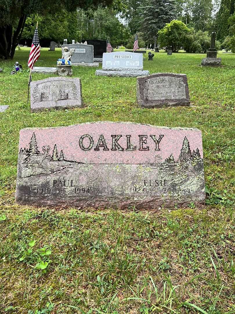 Elsie Oakley's grave. Photo 1