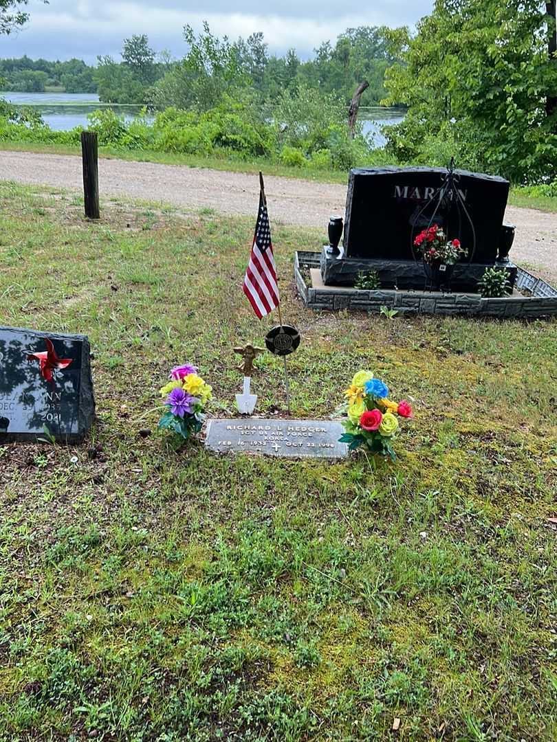 Richard L. Hedger's grave. Photo 2