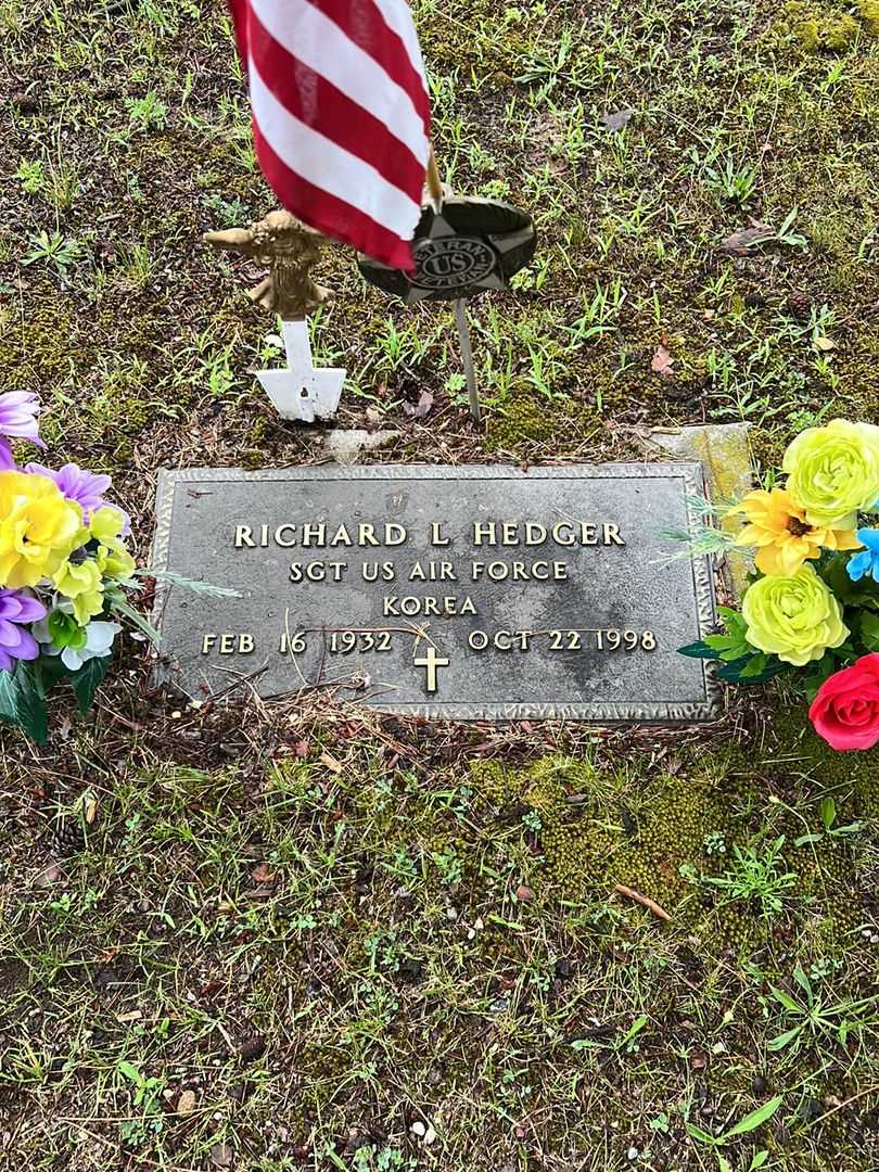 Richard L. Hedger's grave. Photo 1