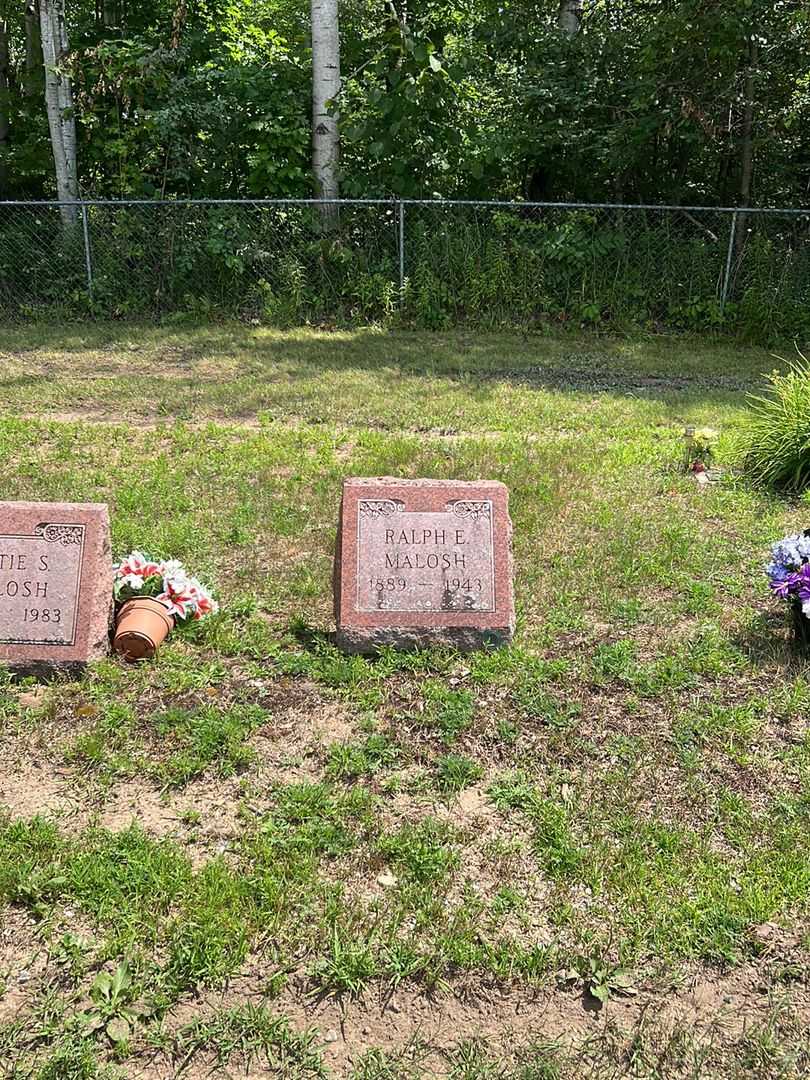 Ralph E. Malosh's grave. Photo 2