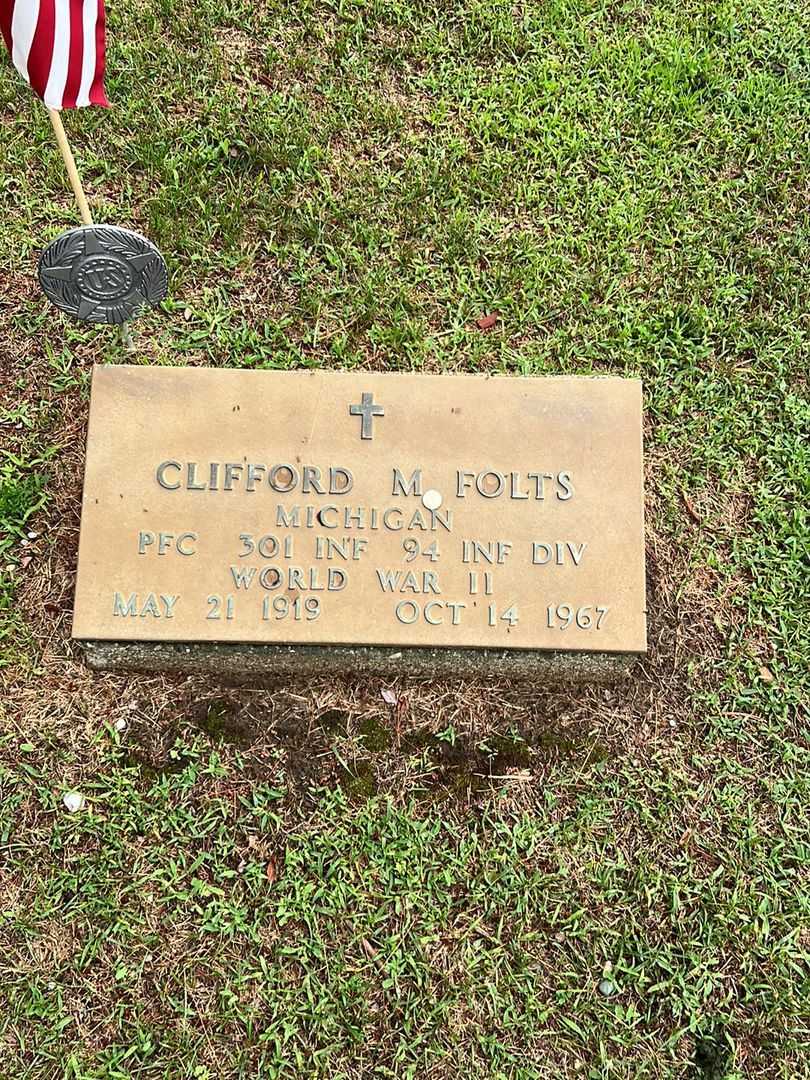 Clifford M. Folts's grave. Photo 1