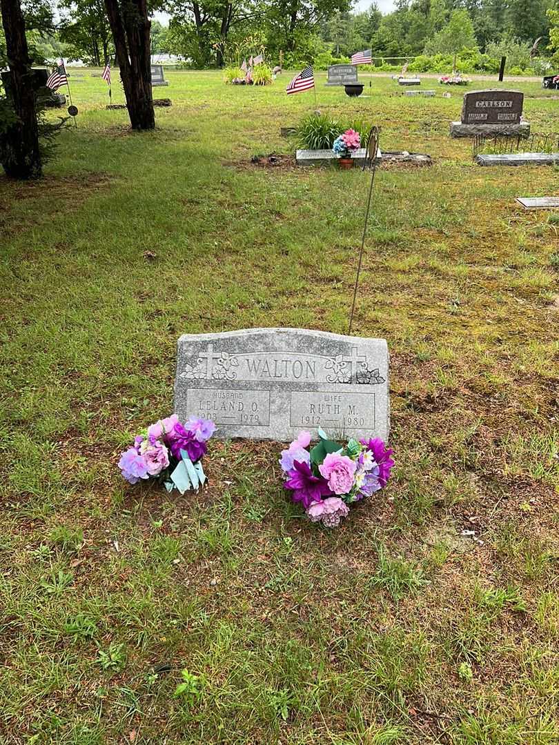 Ruth M. Walton's grave. Photo 2