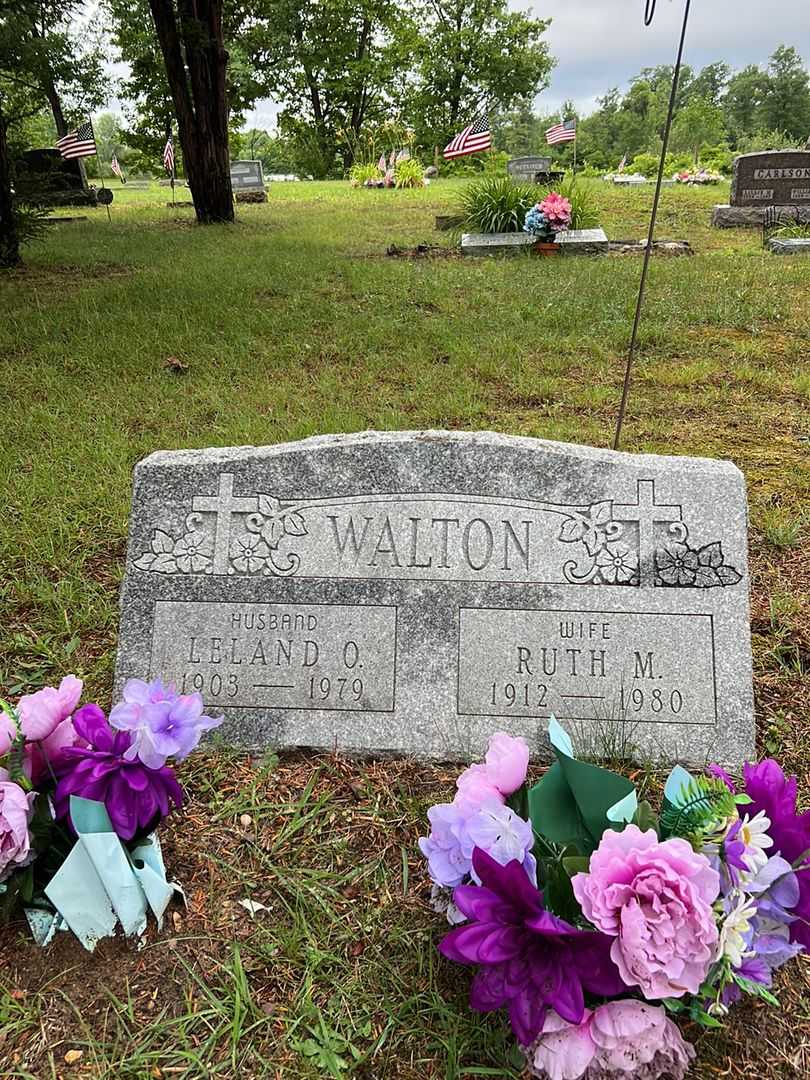 Ruth M. Walton's grave. Photo 1
