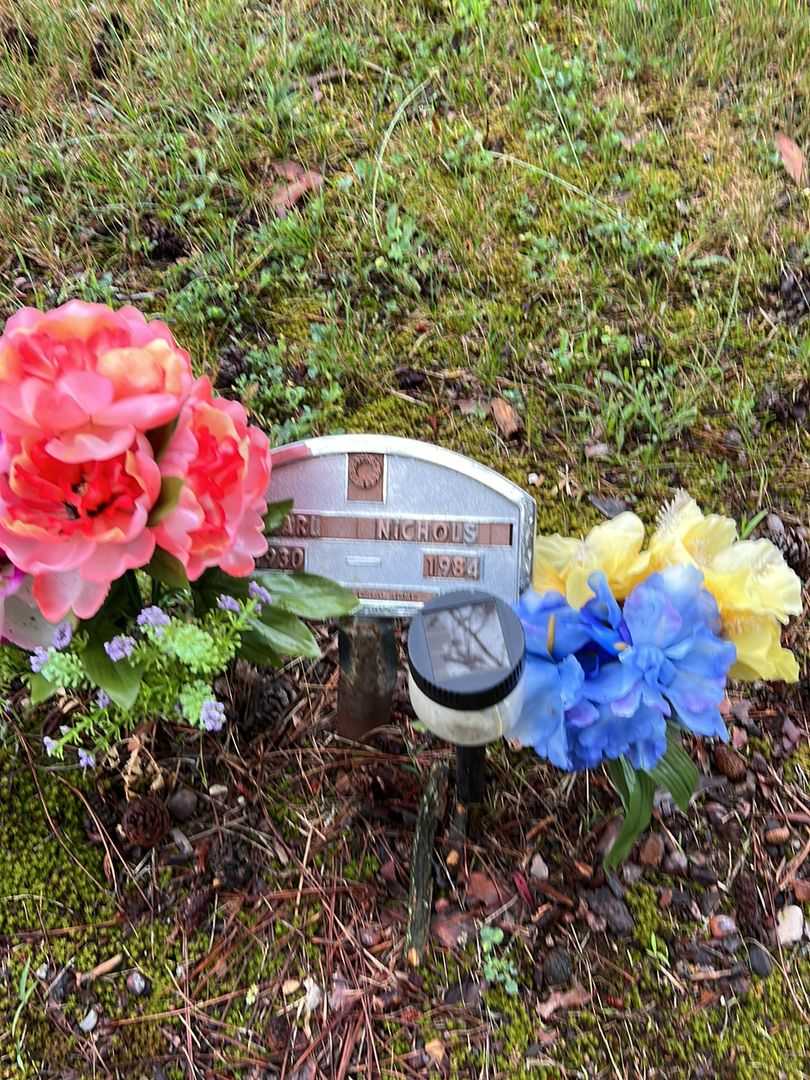 Earl Nichols's grave. Photo 1