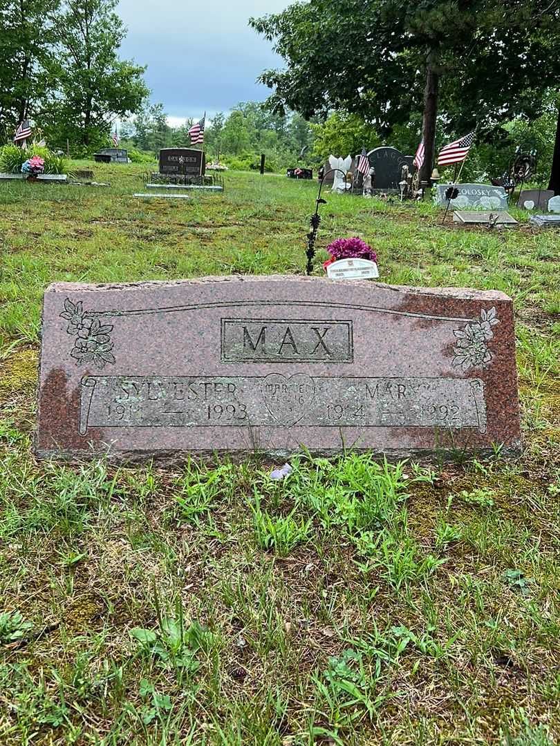 Sylvester Max's grave. Photo 1