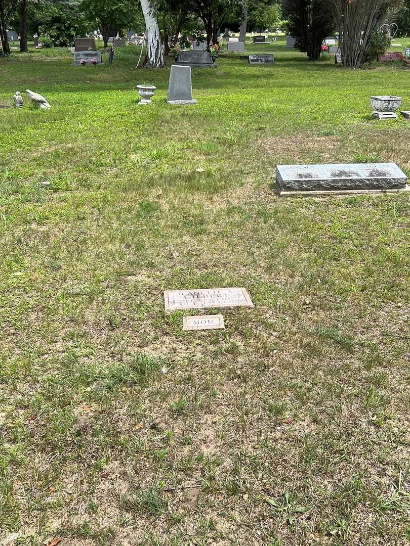 Jeanette G. Gilbert's grave. Photo 2