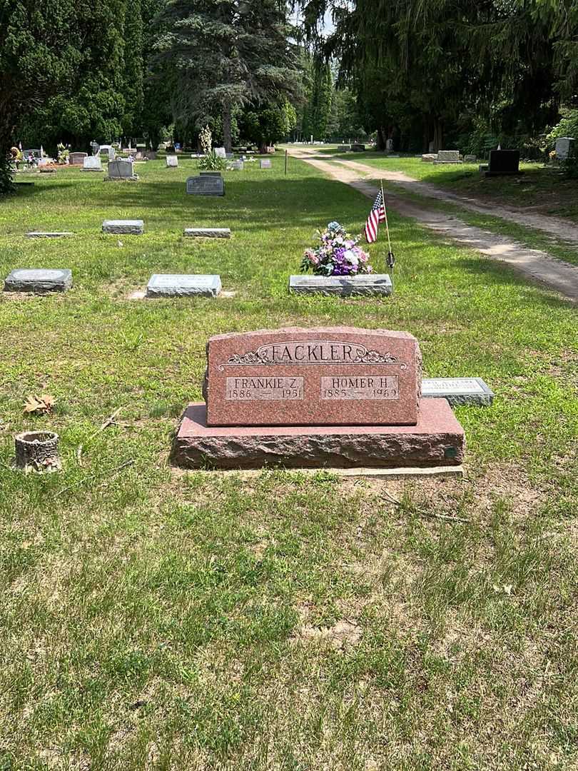Frankie Z. Fackler's grave. Photo 2