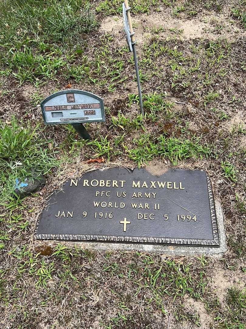 N. Robert Maxwell's grave. Photo 1
