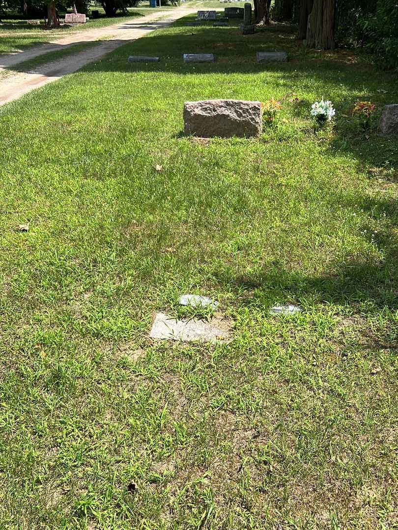 Bert E. Nilles's grave. Photo 2