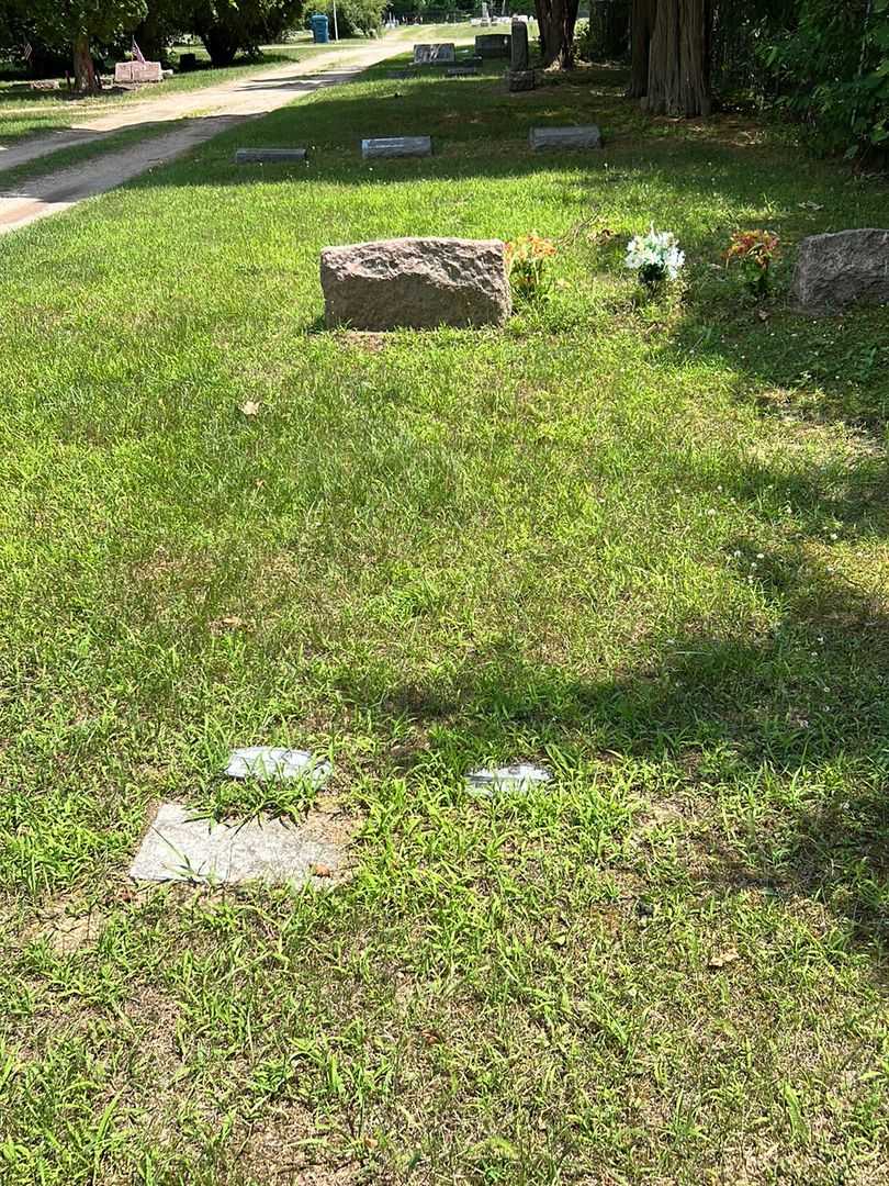 Maude T. Nilles's grave. Photo 2