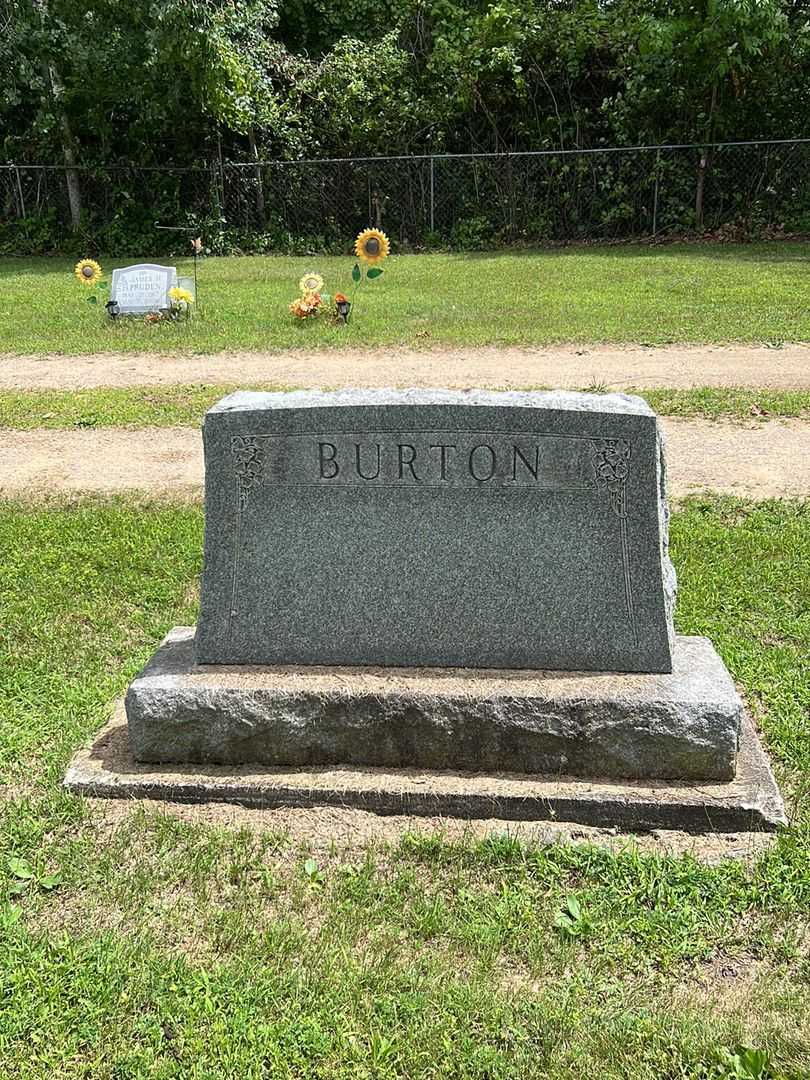 Ruth B. Trench's grave. Photo 1