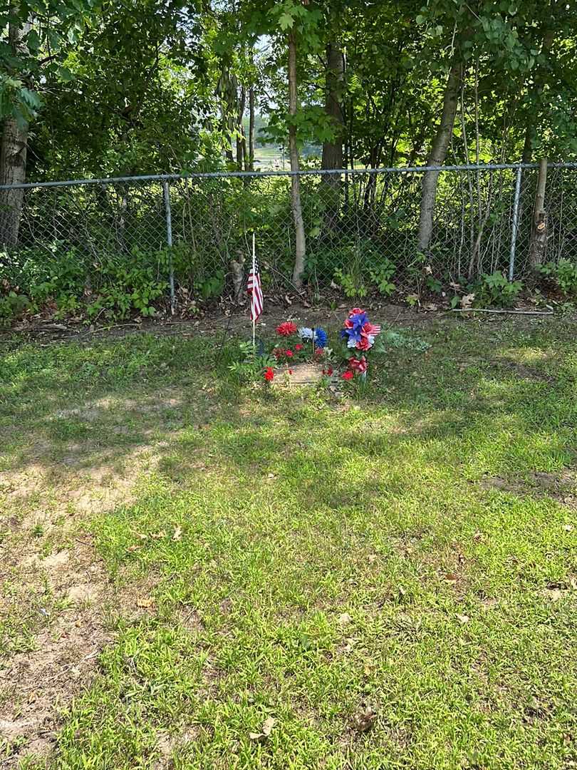 Mickey L. Yager's grave. Photo 2
