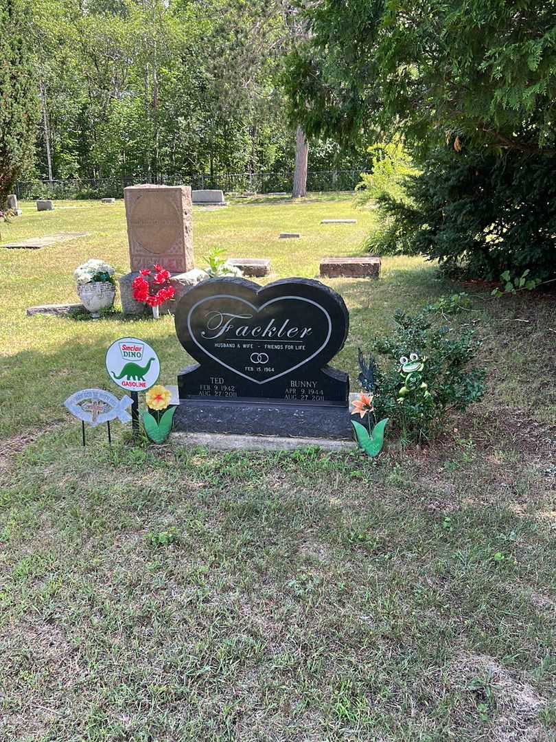 Bunny Fackler's grave. Photo 2