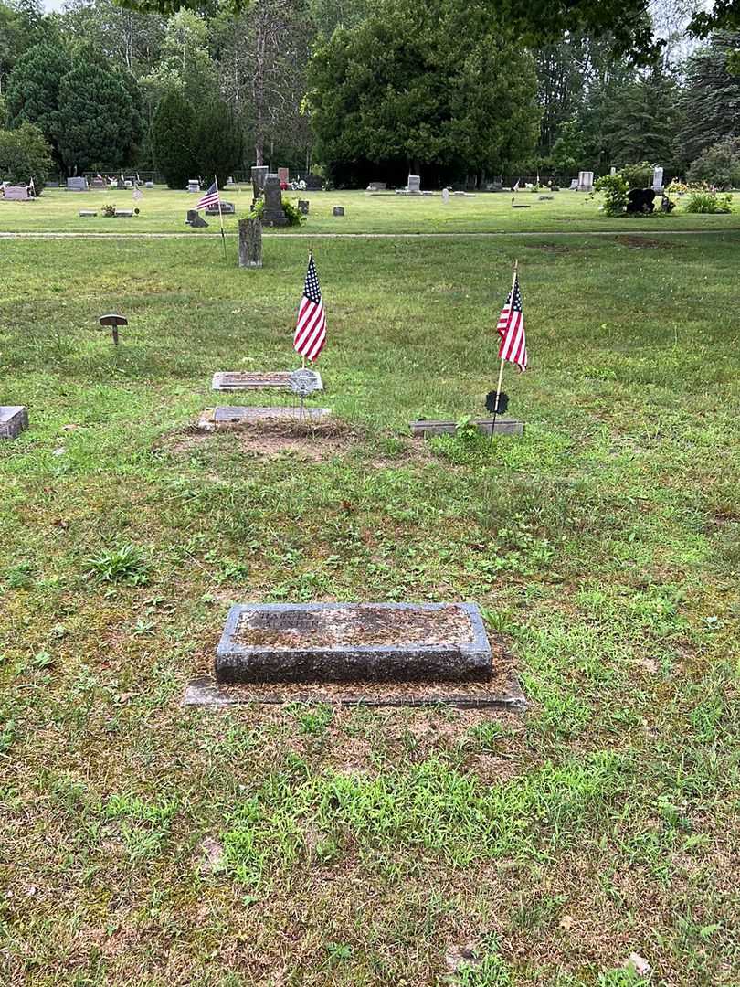 Harold Aleshire's grave. Photo 2