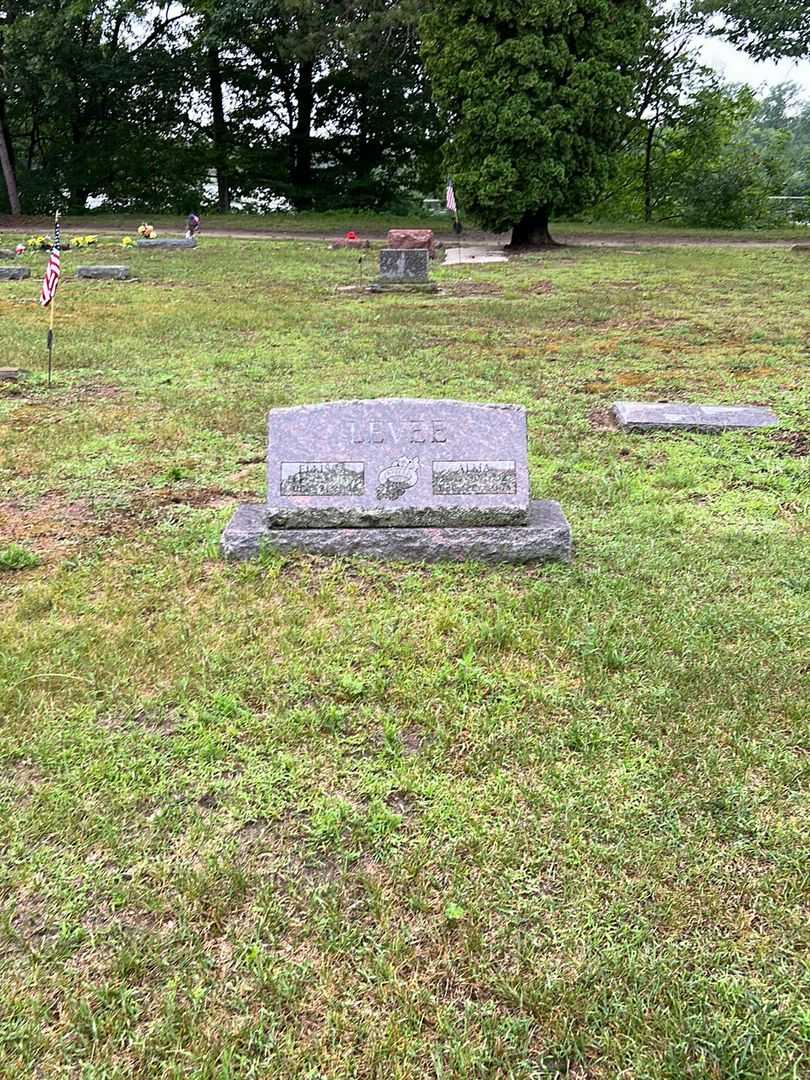Alma LeVee's grave. Photo 2