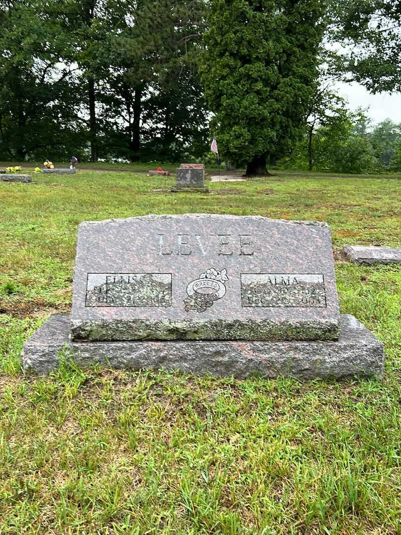 Alma LeVee's grave. Photo 1