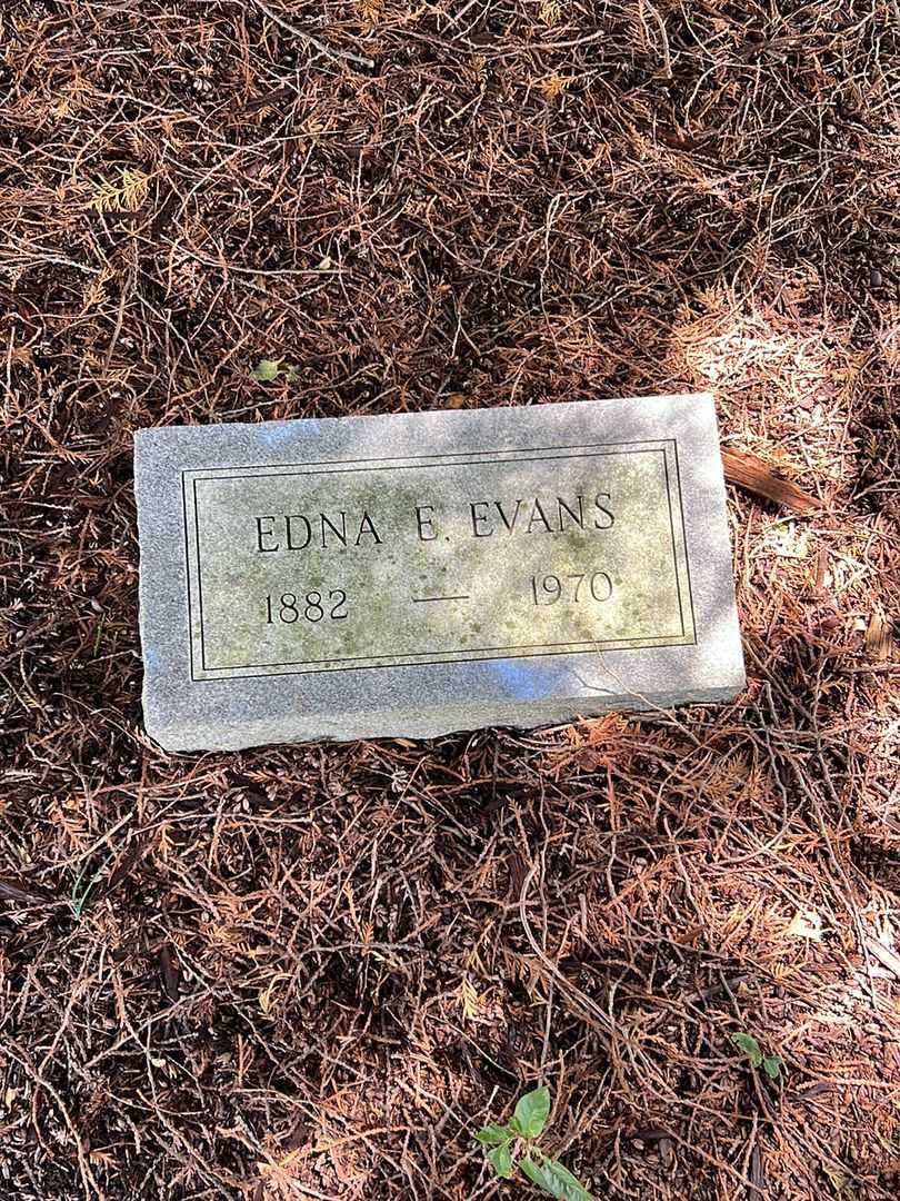 Edna E. Evans's grave. Photo 1