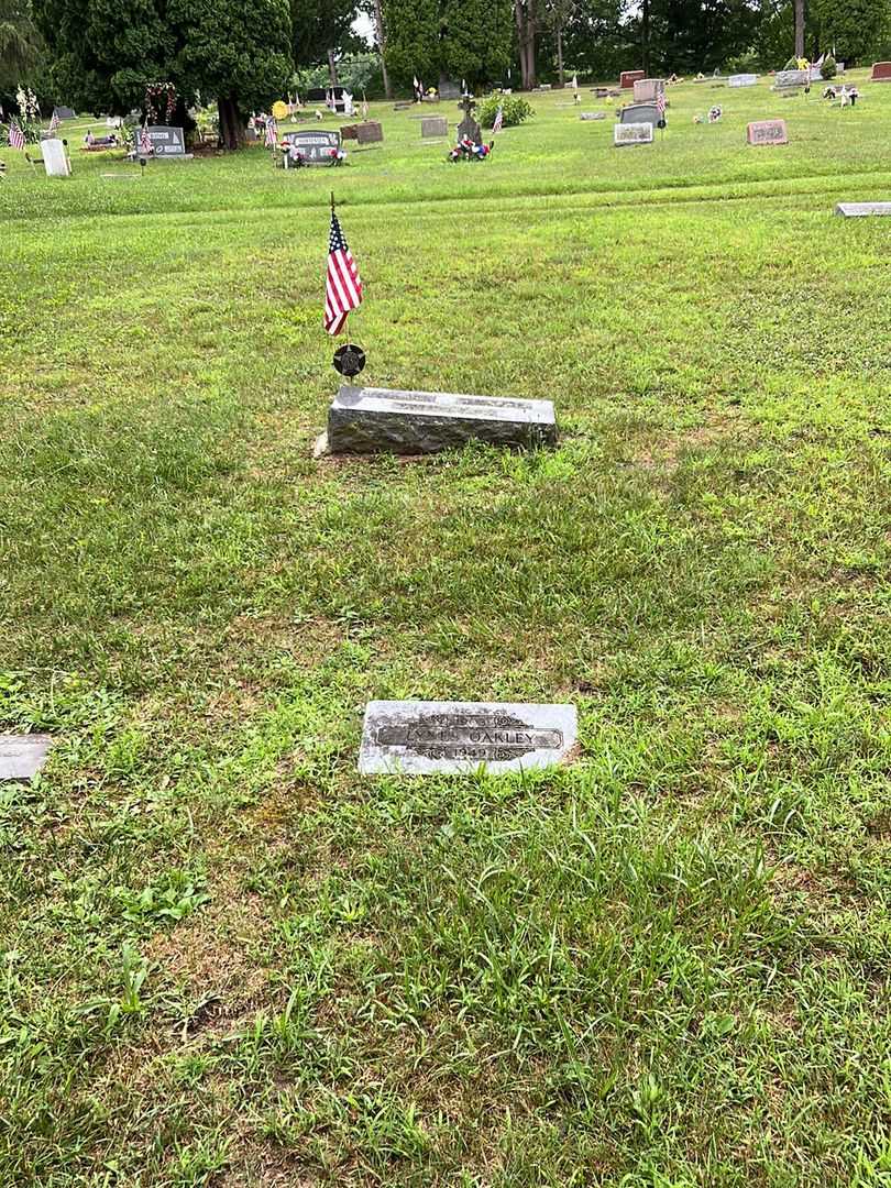 Lynes Oakley's grave. Photo 2