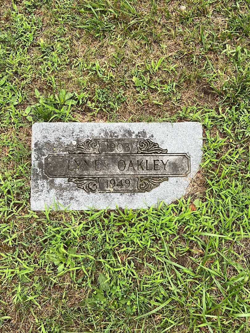 Lynes Oakley's grave. Photo 1