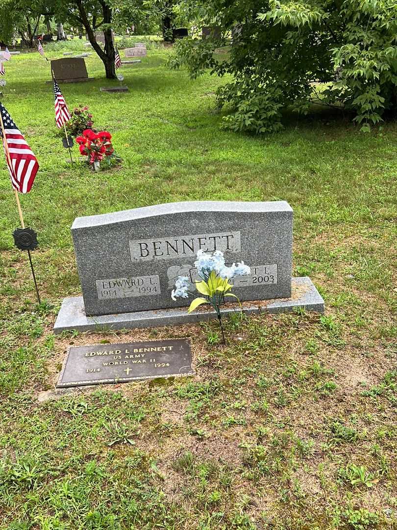 Edward L. Bennett's grave. Photo 2
