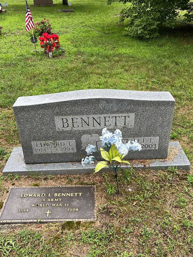 Edward L. Bennett's grave. Photo 1