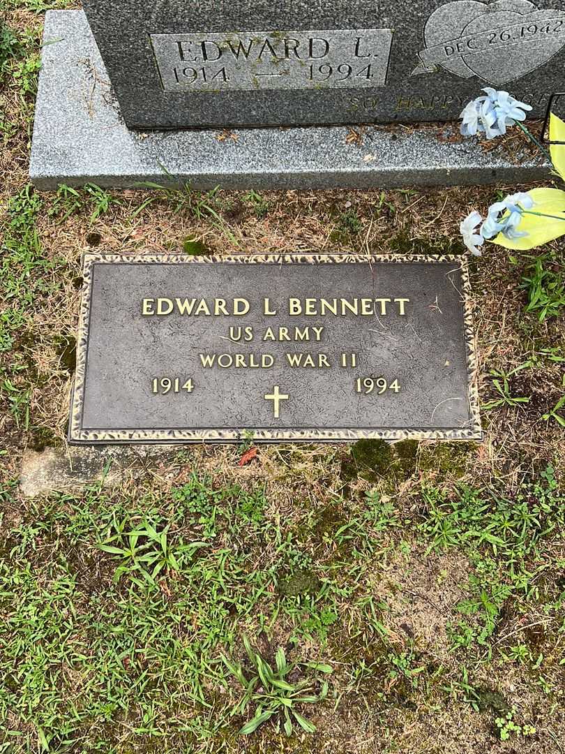 Edward L. Bennett's grave. Photo 3