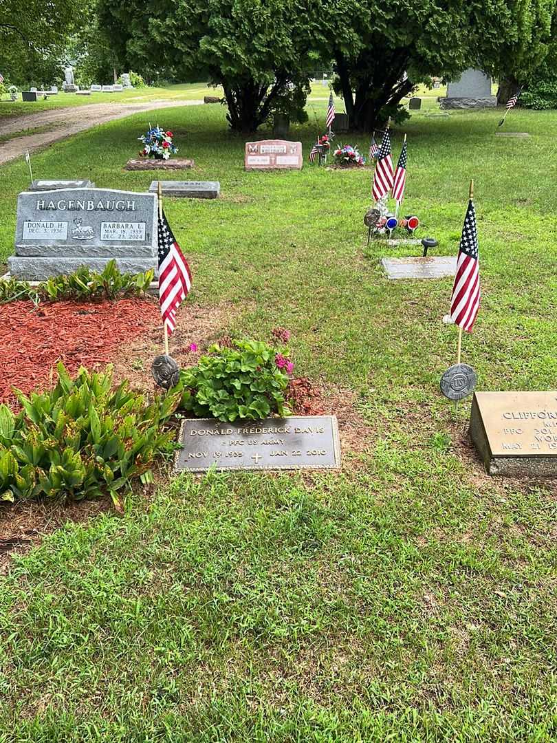 Donald Frederick Davis's grave. Photo 2