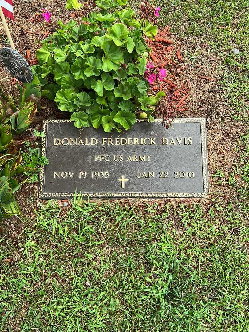 Donald Frederick Davis's grave. Photo 1