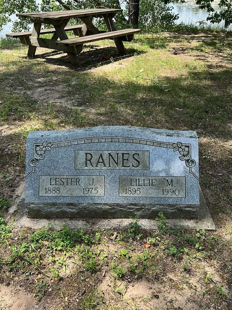 Lillie M. Ranes's grave. Photo 1