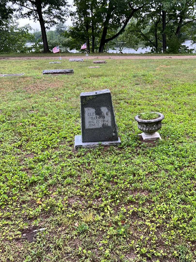 Clifford F. Harmon's grave. Photo 2