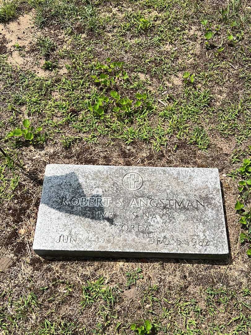 Robert S. Angstman's grave. Photo 1