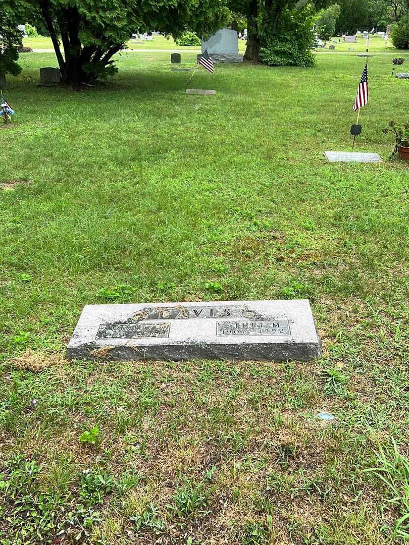 Ethel M. Davis's grave. Photo 2
